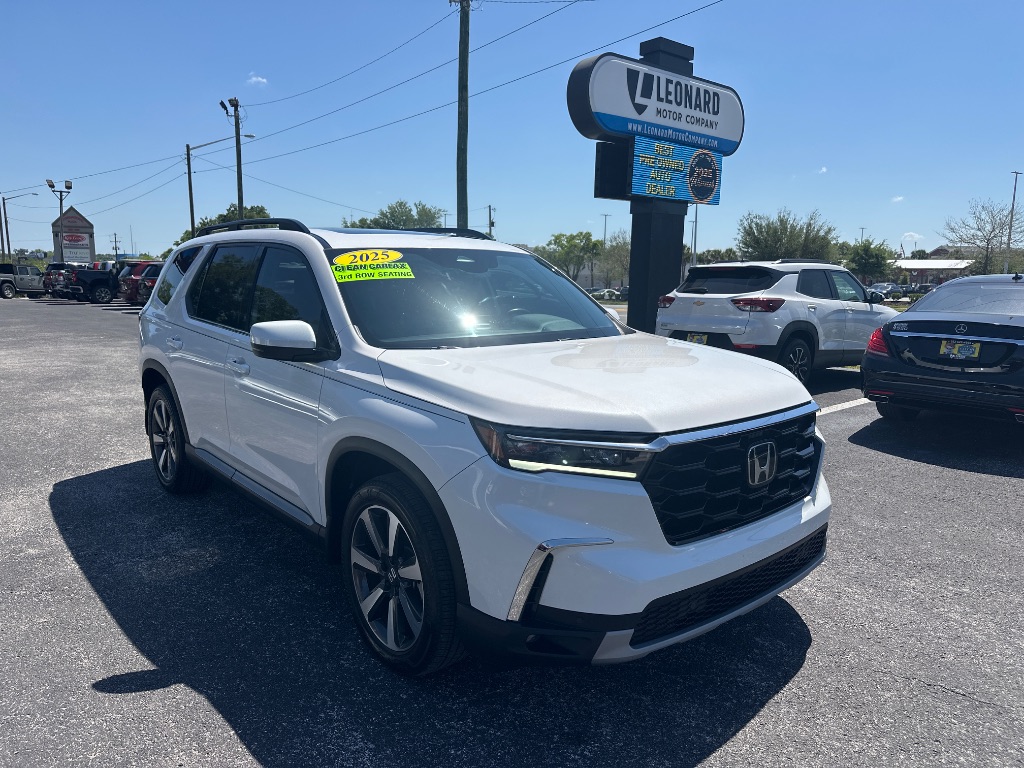 2025 Honda Pilot Touring AWD's photo